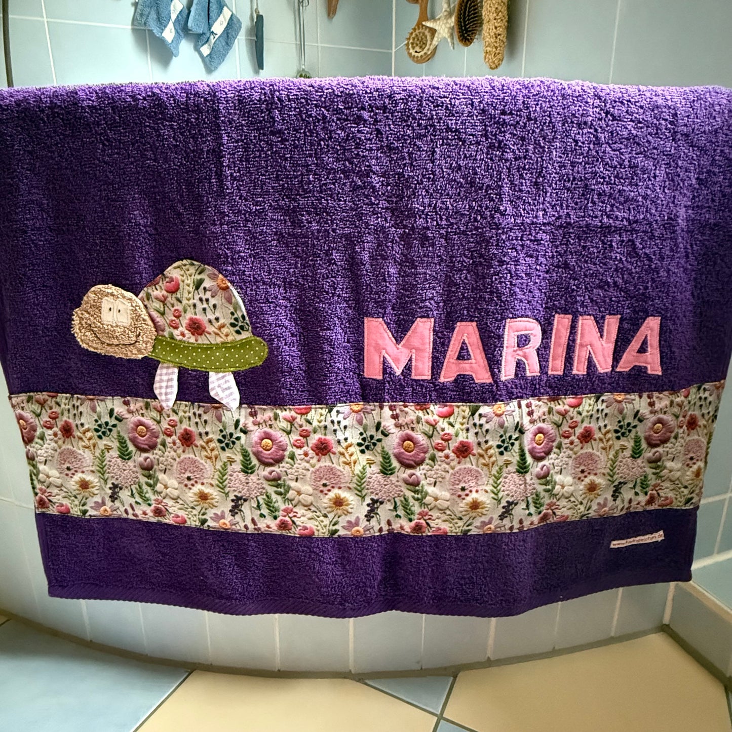 Personalisierbares Duschtuch 70x140 cm – Lila mit Schildkröte & Namen