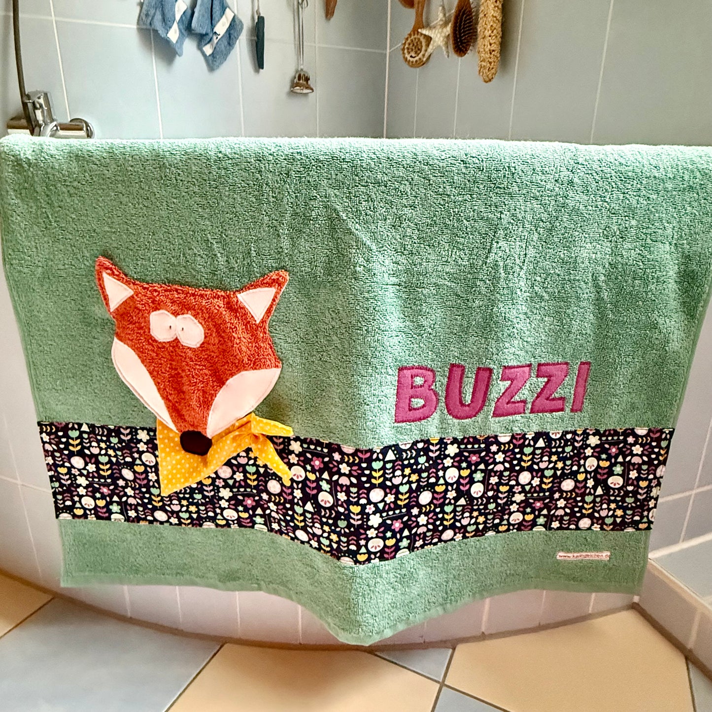 Grünes Duschtuch mit Fuchs – personalisiert mit Namen | Handtuch 70x140 cm