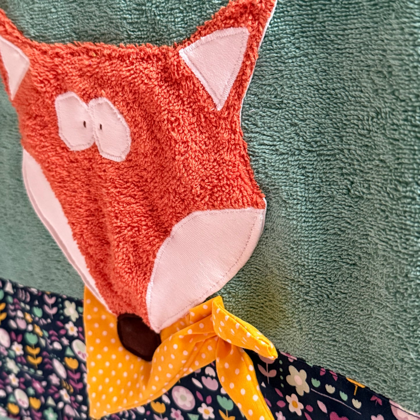 Grünes Duschtuch mit Fuchs – personalisiert mit Namen | Handtuch 70x140 cm