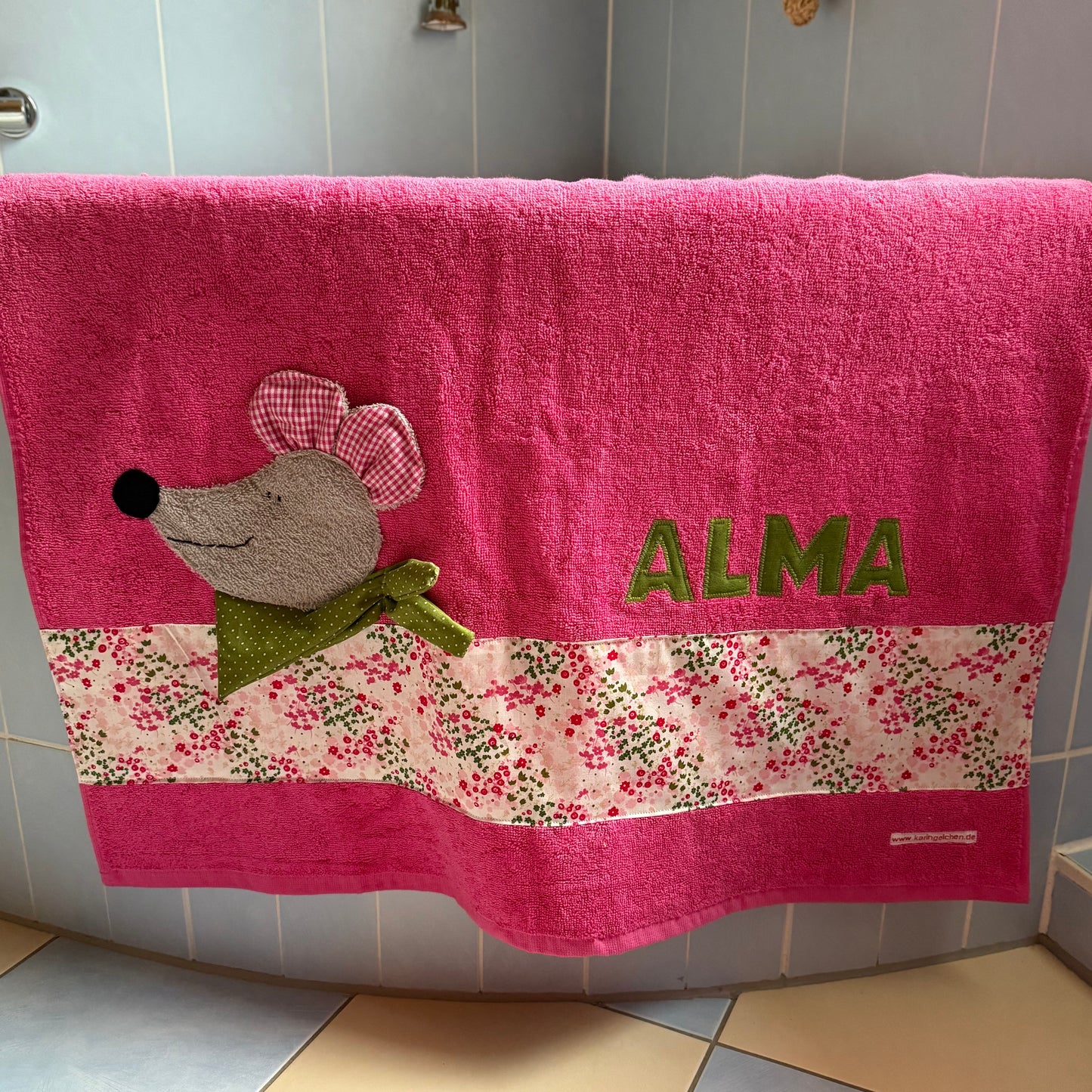 Handgemachtes Duschtuch für Kinder – Maus Motiv & Name – Rosa Handtuch Baby Geschenk personalisiert