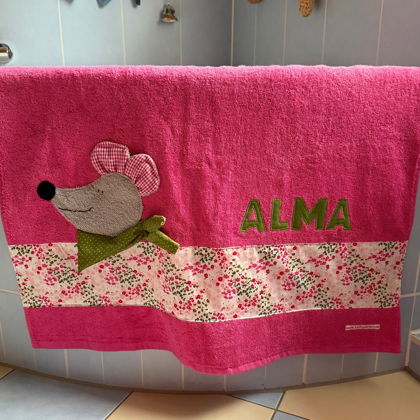 Handgemachtes Duschtuch für Kinder – Maus Motiv & Name – Rosa Handtuch Baby Geschenk personalisiert