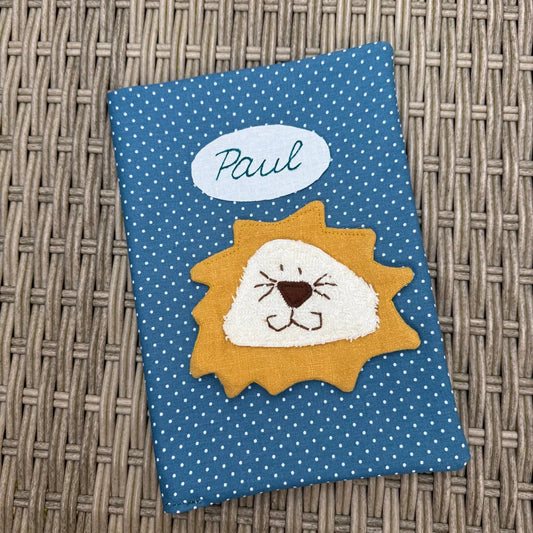 U-Heft Hülle Löwe – personalisierte Untersuchungshefthülle mit Namen | Handgemacht & liebevoll genäht