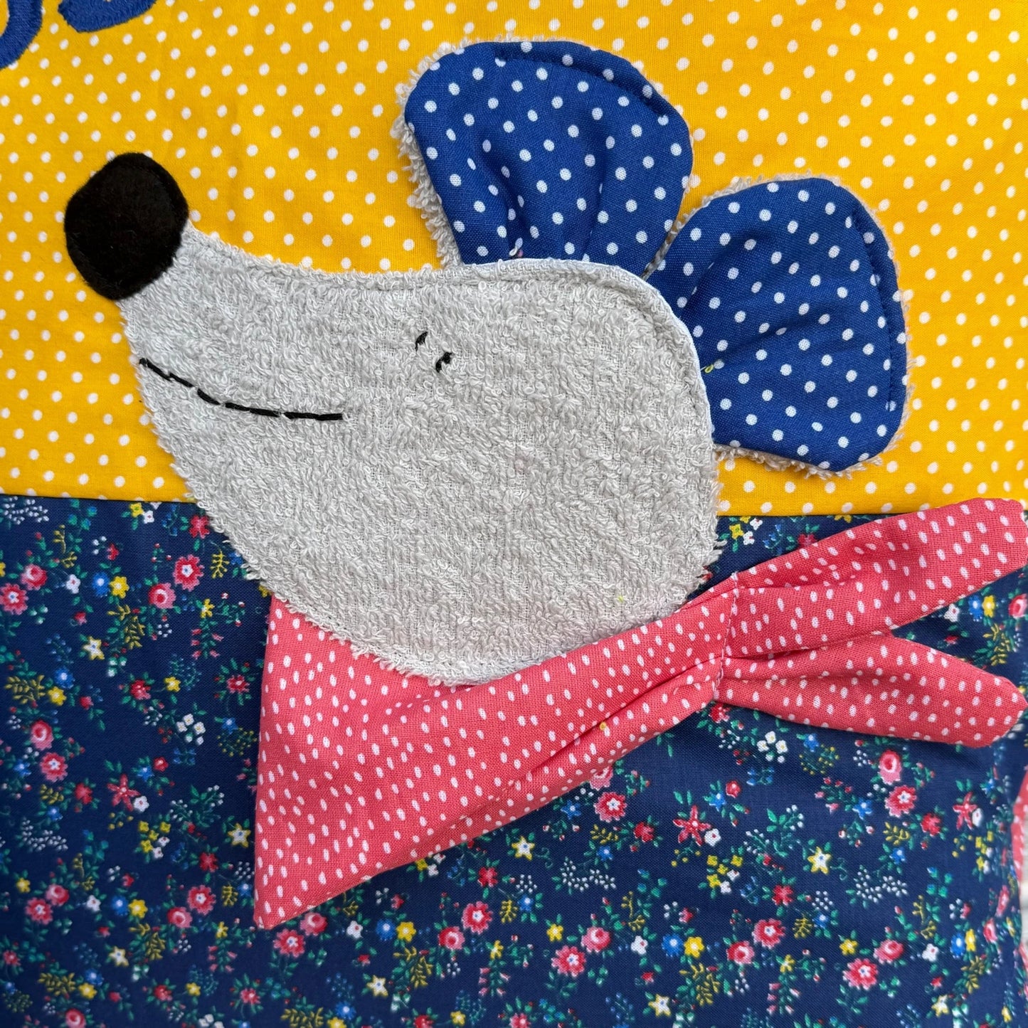 Handgemachtes Kinderkissen Maus -personalisierbar, bunt & kuschelig