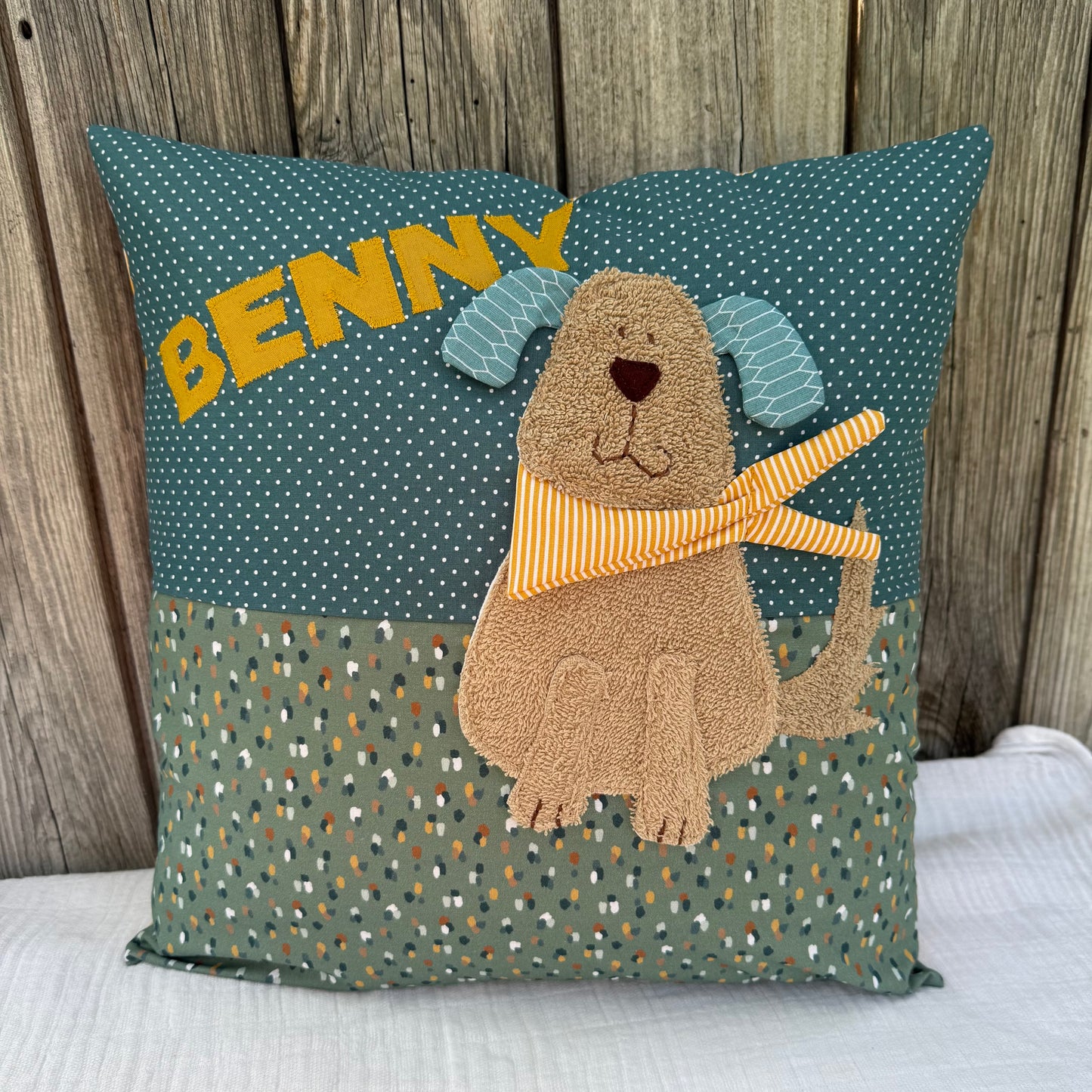 Kissen Hund salbeigrün mit Namen – personalisiertes Kuschelkissen 40x40 cm