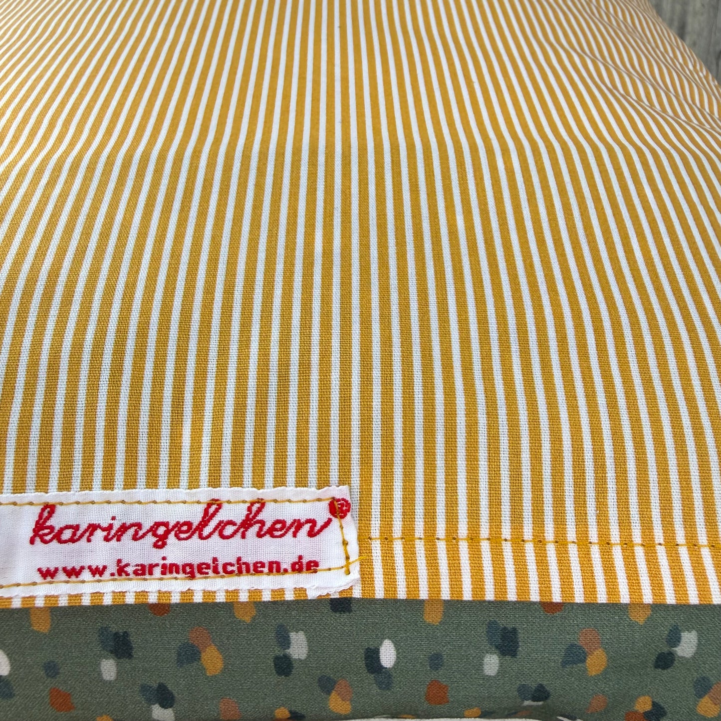 Kissen Hund salbeigrün mit Namen – personalisiertes Kuschelkissen 40x40 cm