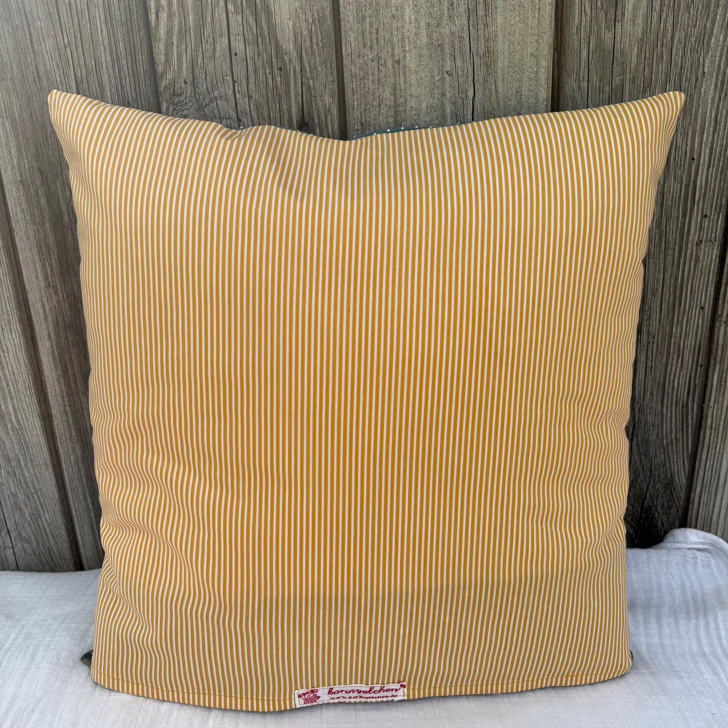 Kissen Hund salbeigrün mit Namen – personalisiertes Kuschelkissen 40x40 cm