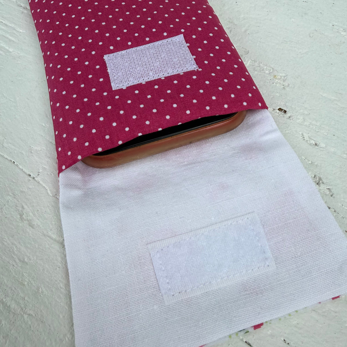 Handytasche aus Stoff – gepolstert, mit Blumen & Punkten in Pink