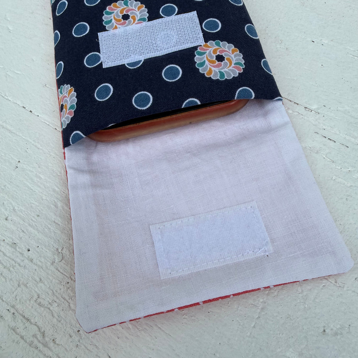 Handytasche aus Stoff mit Blumenmuster – gepolstert, 9 × 16 cm
