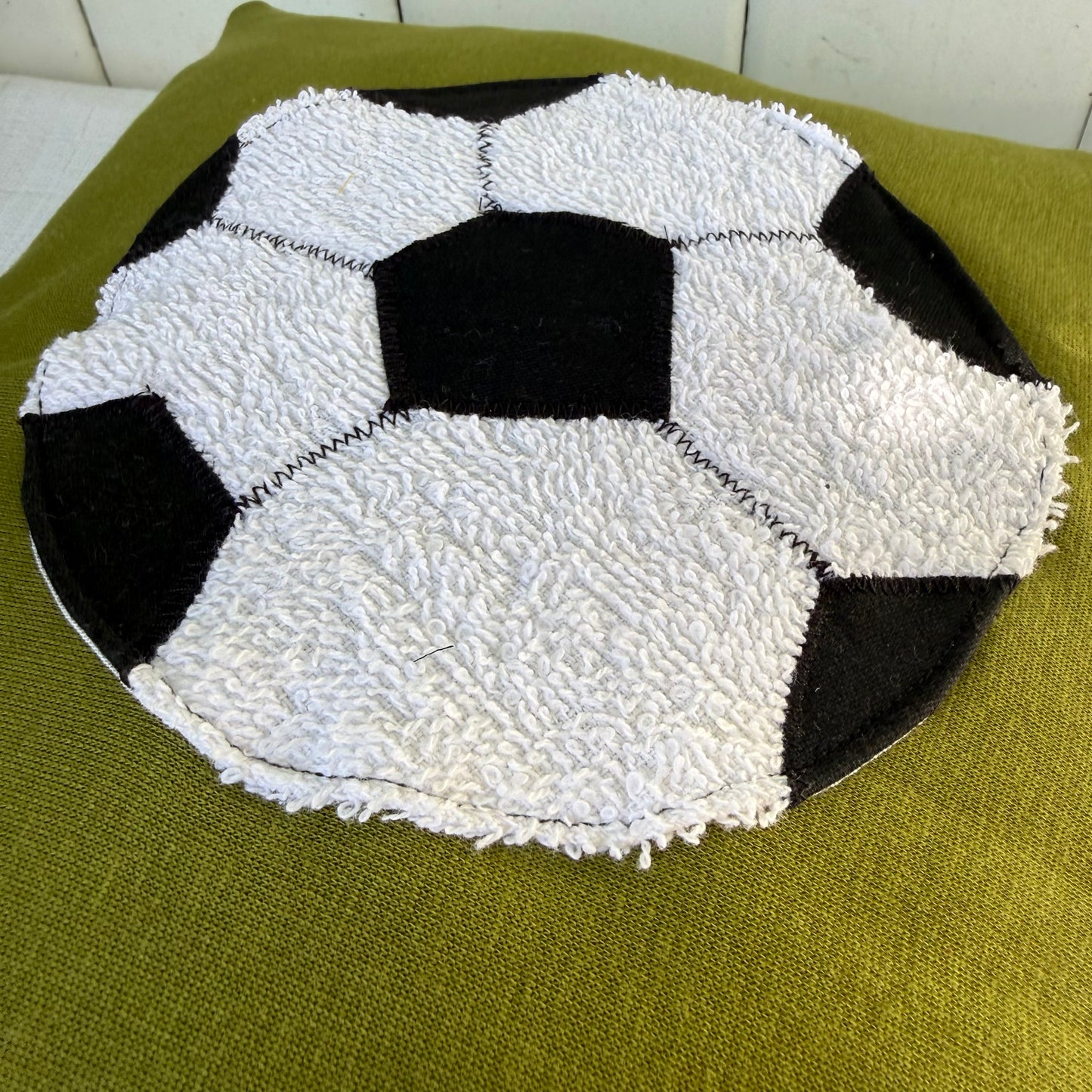 Reisekissen Fußball | KINDERKISSEN 30x30 für Auto & Urlaub | Handgefertigtes Fußballkissen