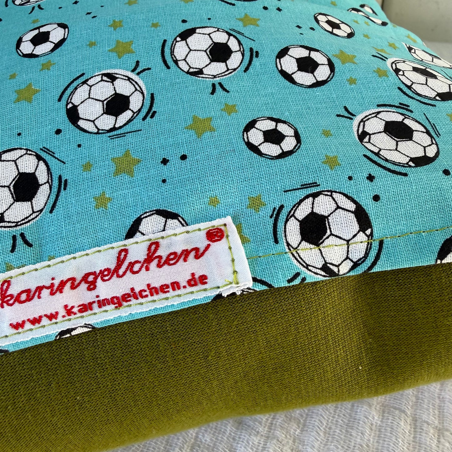 Reisekissen Fußball | KINDERKISSEN 30x30 für Auto & Urlaub | Handgefertigtes Fußballkissen