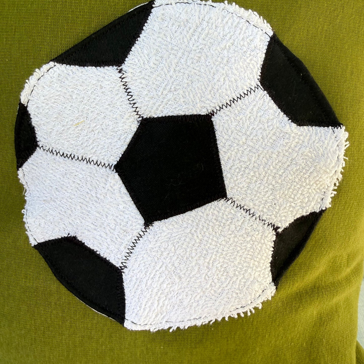 Reisekissen Fußball | KINDERKISSEN 30x30 für Auto & Urlaub | Handgefertigtes Fußballkissen