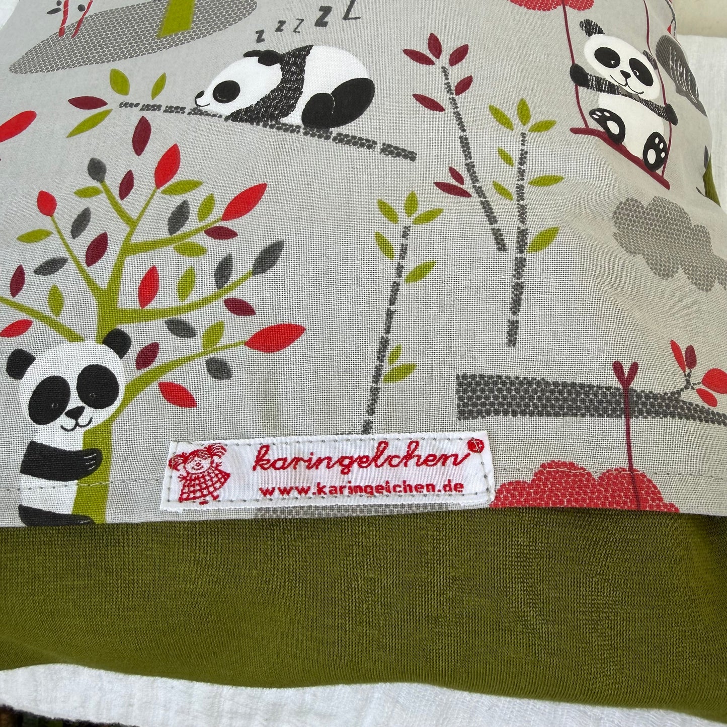 Reisekissen für Kinder Panda 30x30 – Handgemachtes Kuschelkissen