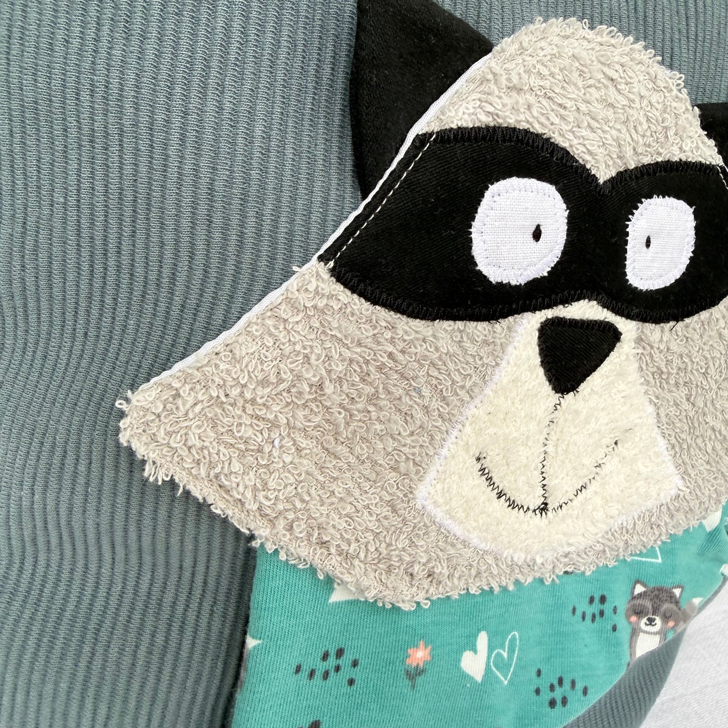 Reisekissen für Kinder Waschbär | Kissen 30x30 | Geschenk für Kindergartenstart