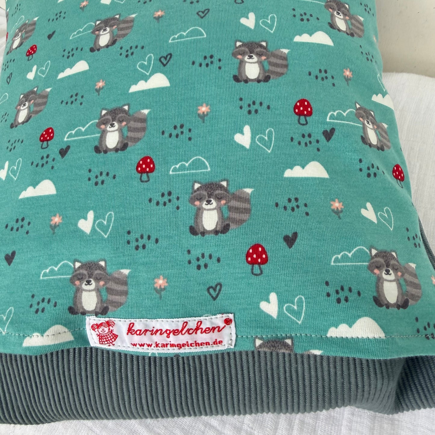 Reisekissen für Kinder Waschbär | Kissen 30x30 | Geschenk für Kindergartenstart