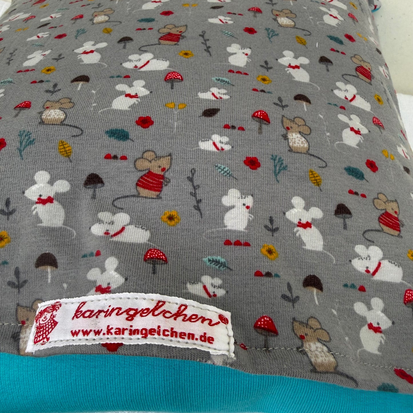 Reisekissen für Kinder Maus – Kuschelkissen 30x30 | Geschenk zur Geburt