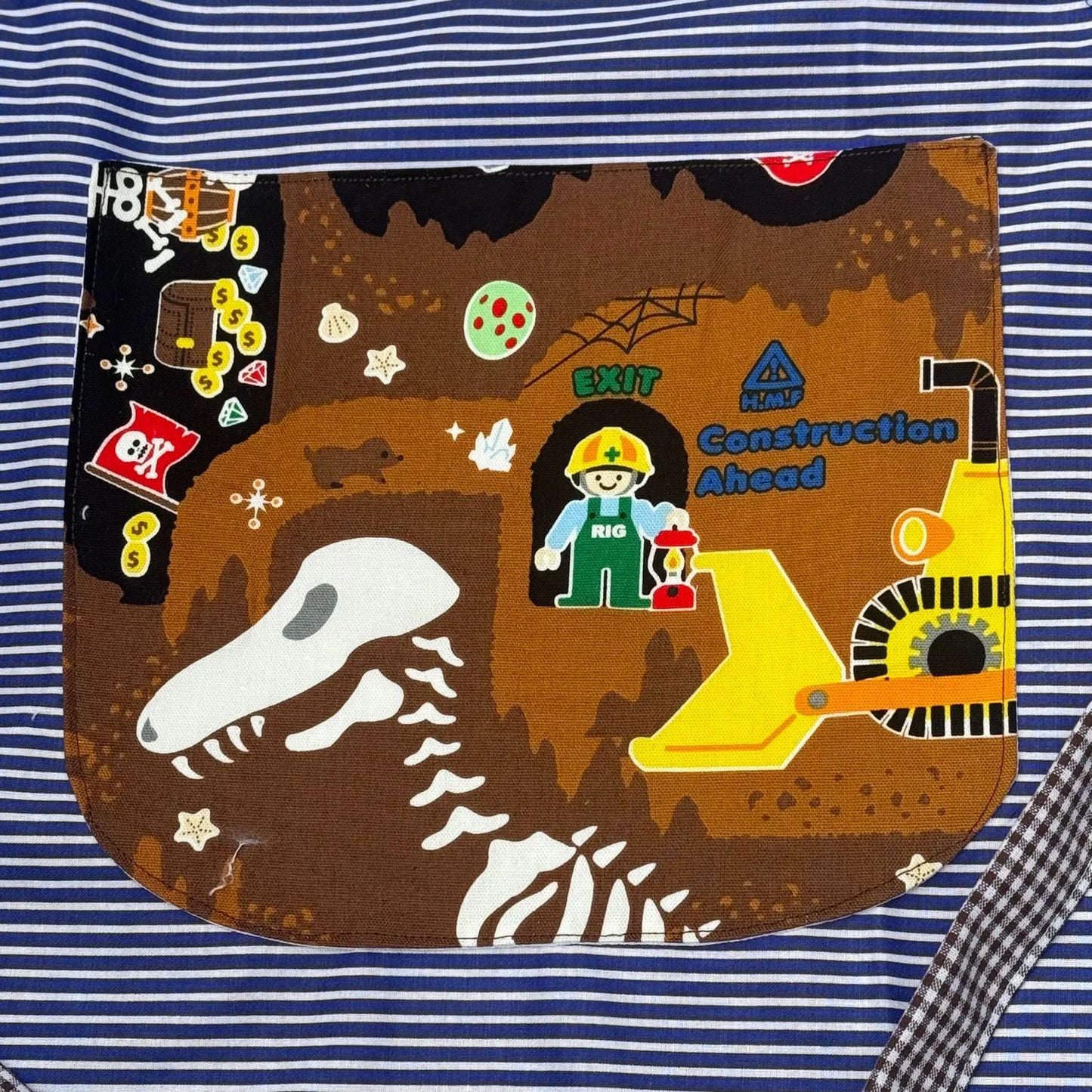 Kinderschürze aus Baumwolle für Kinder 5–7 Jahre – Blau gestreift mit Dino & Baustellen Motiv – Handgemacht