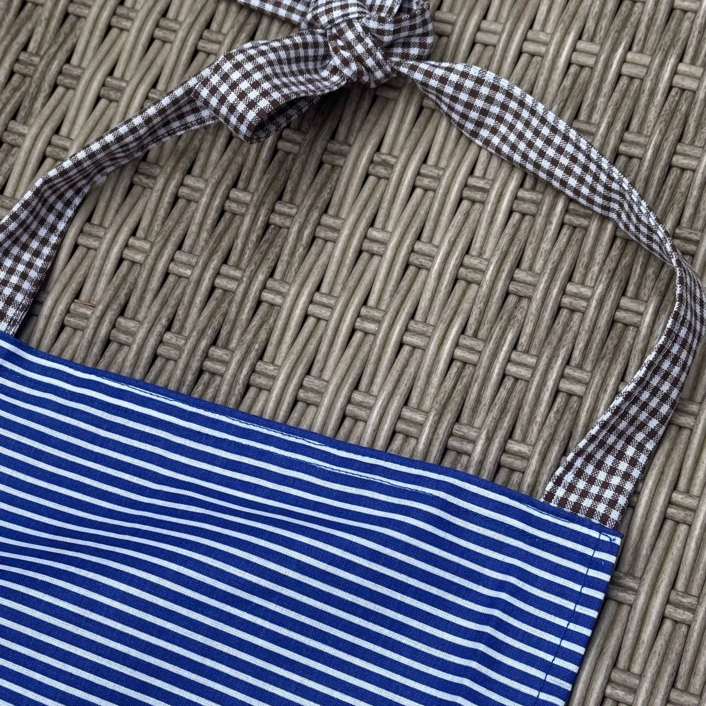 Kinderschürze aus Baumwolle für Kinder 5–7 Jahre – Blau gestreift mit Dino & Baustellen Motiv – Handgemacht