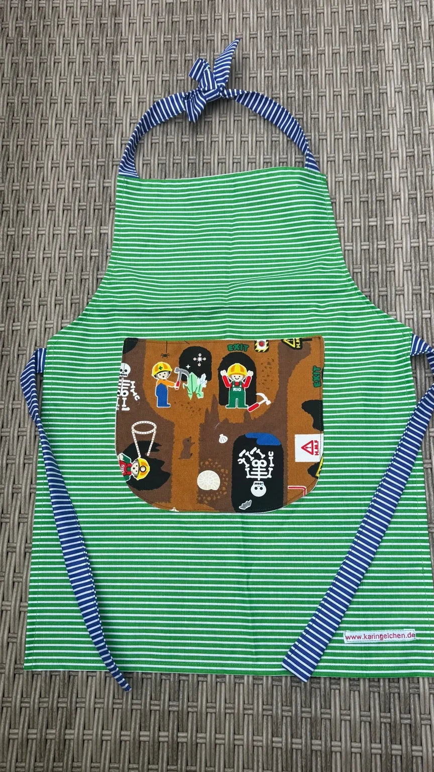 Kinderschürze Baumwolle 1–4 Jahre – Grün gestreift mit Dino & Baustellen Motiv – Handgemachte Kleinkind Schürze