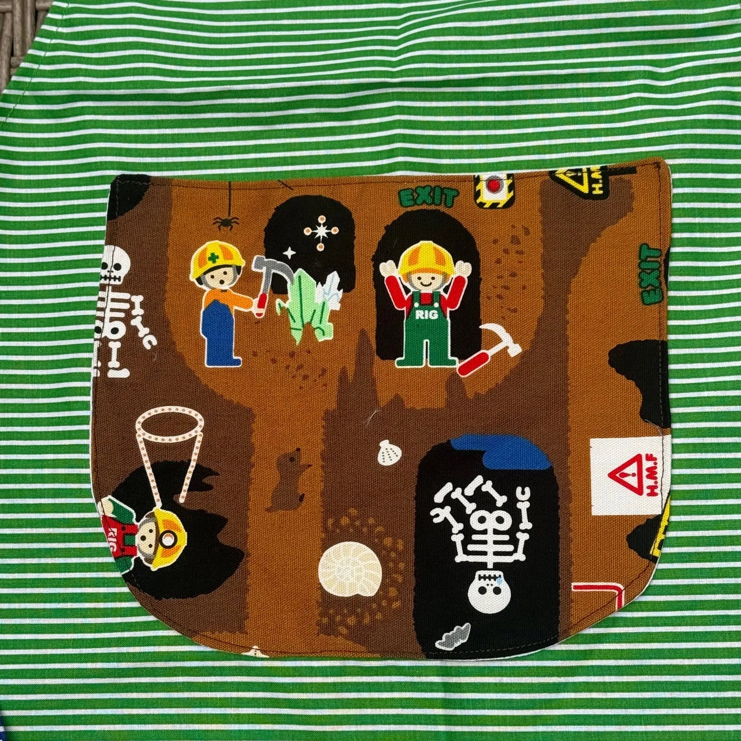 Kinderschürze Baumwolle 1–4 Jahre – Grün gestreift mit Dino & Baustellen Motiv – Handgemachte Kleinkind Schürze