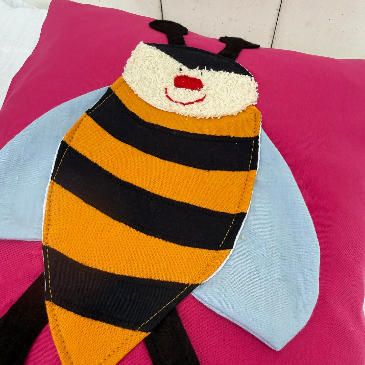 Reisekissen für Mädchen mit Biene – Kuschelkissen Pink 30x30 cm | Handgemachtes Kinderkissen