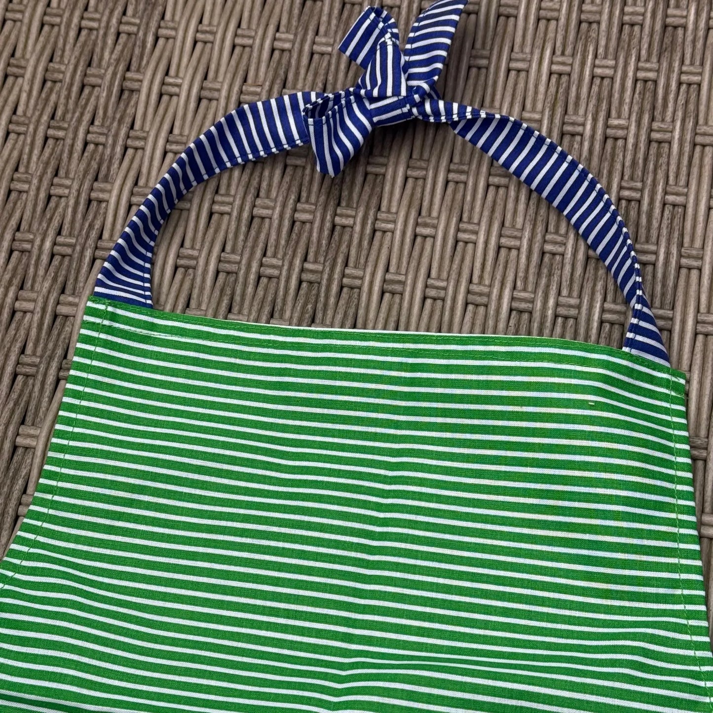 Kinderschürze Baumwolle 1–4 Jahre – Grün gestreift mit Dino & Baustellen Motiv – Handgemachte Kleinkind Schürze