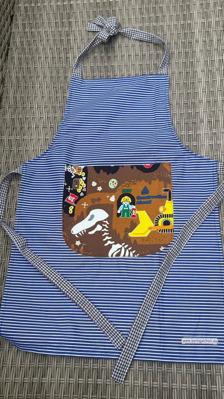 Kinderschürze aus Baumwolle für Kinder 5–7 Jahre – Blau gestreift mit Dino & Baustellen Motiv – Handgemacht
