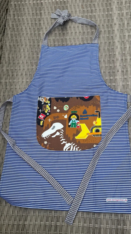 Kinderschürze aus Baumwolle für Kinder 5–7 Jahre – Blau gestreift mit Dino & Baustellen Motiv – Handgemacht