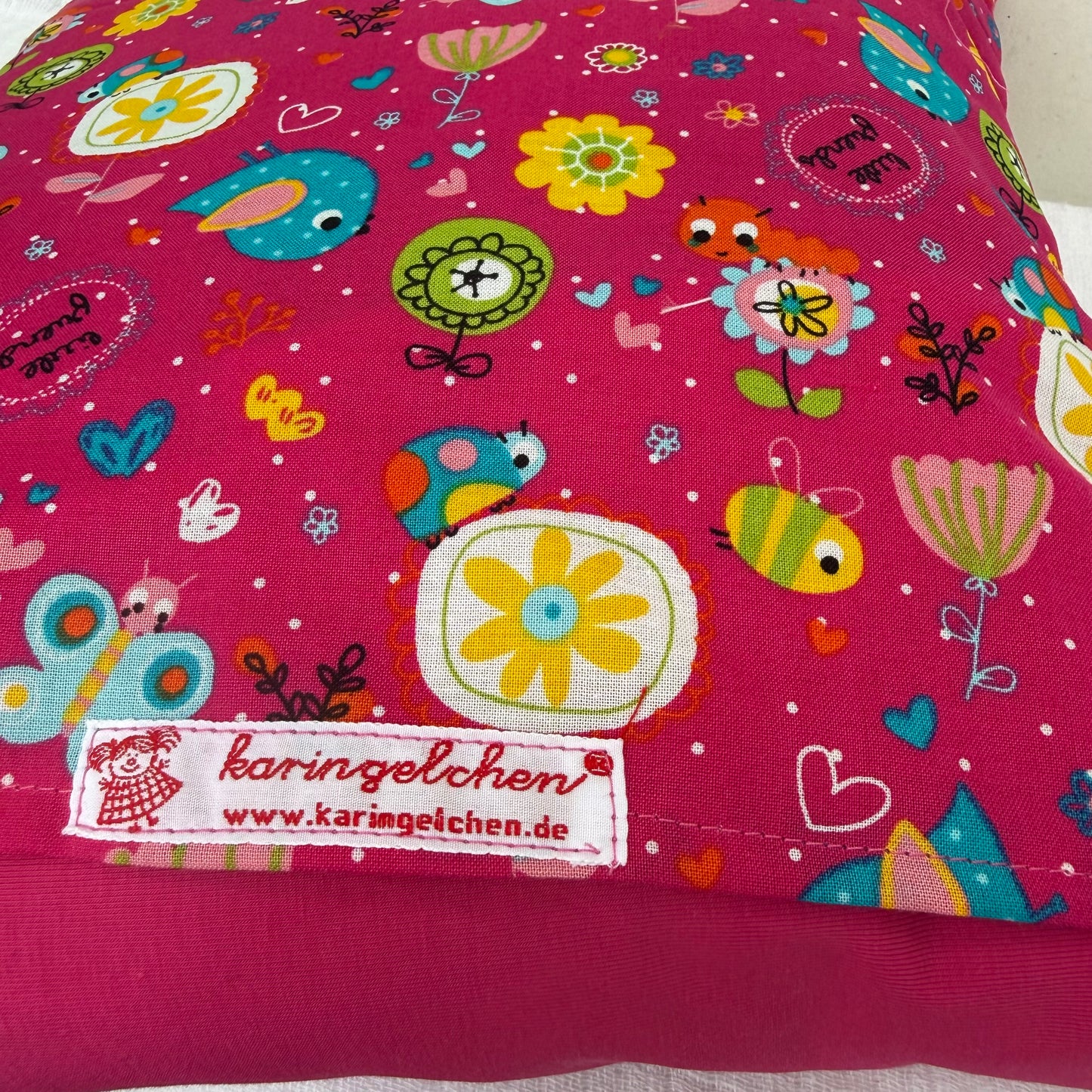Reisekissen für Mädchen mit Biene – Kuschelkissen Pink 30x30 cm | Handgemachtes Kinderkissen
