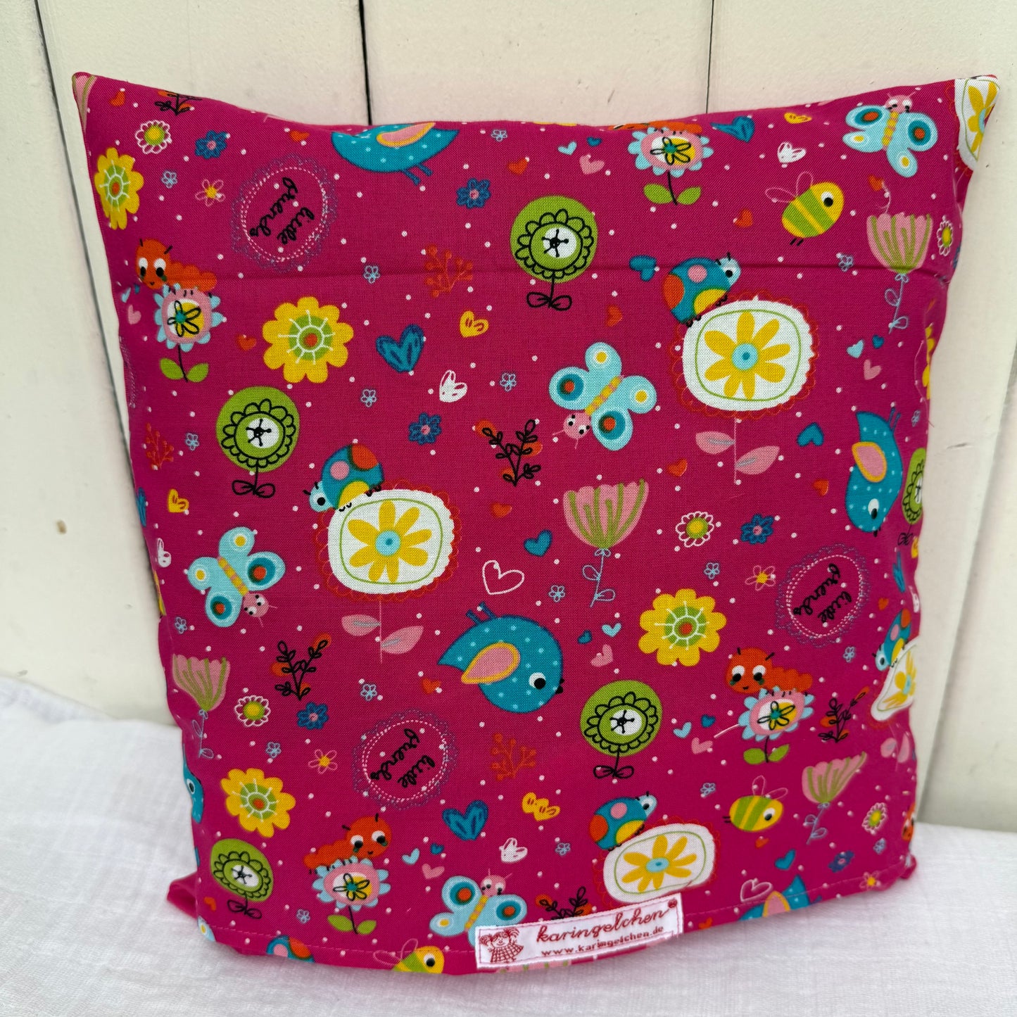 Reisekissen für Mädchen mit Biene – Kuschelkissen Pink 30x30 cm | Handgemachtes Kinderkissen