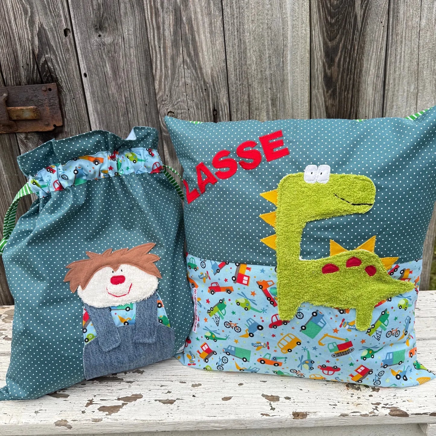 Personalisierbares Geschenkset für Kinder – Wetbag & Kissen mit Namen | Dino & Junge Motiv | Handmade Geschenk zur Geburt & Kita