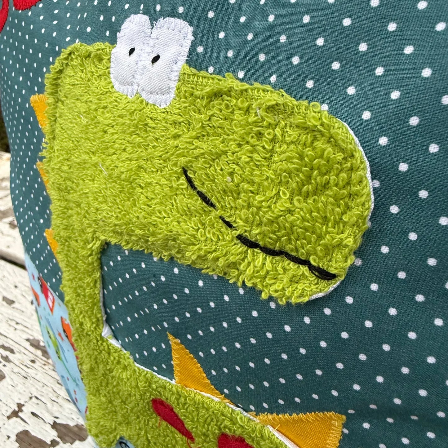 Personalisierbares Geschenkset für Kinder – Wetbag & Kissen mit Namen | Dino & Junge Motiv | Handmade Geschenk zur Geburt & Kita