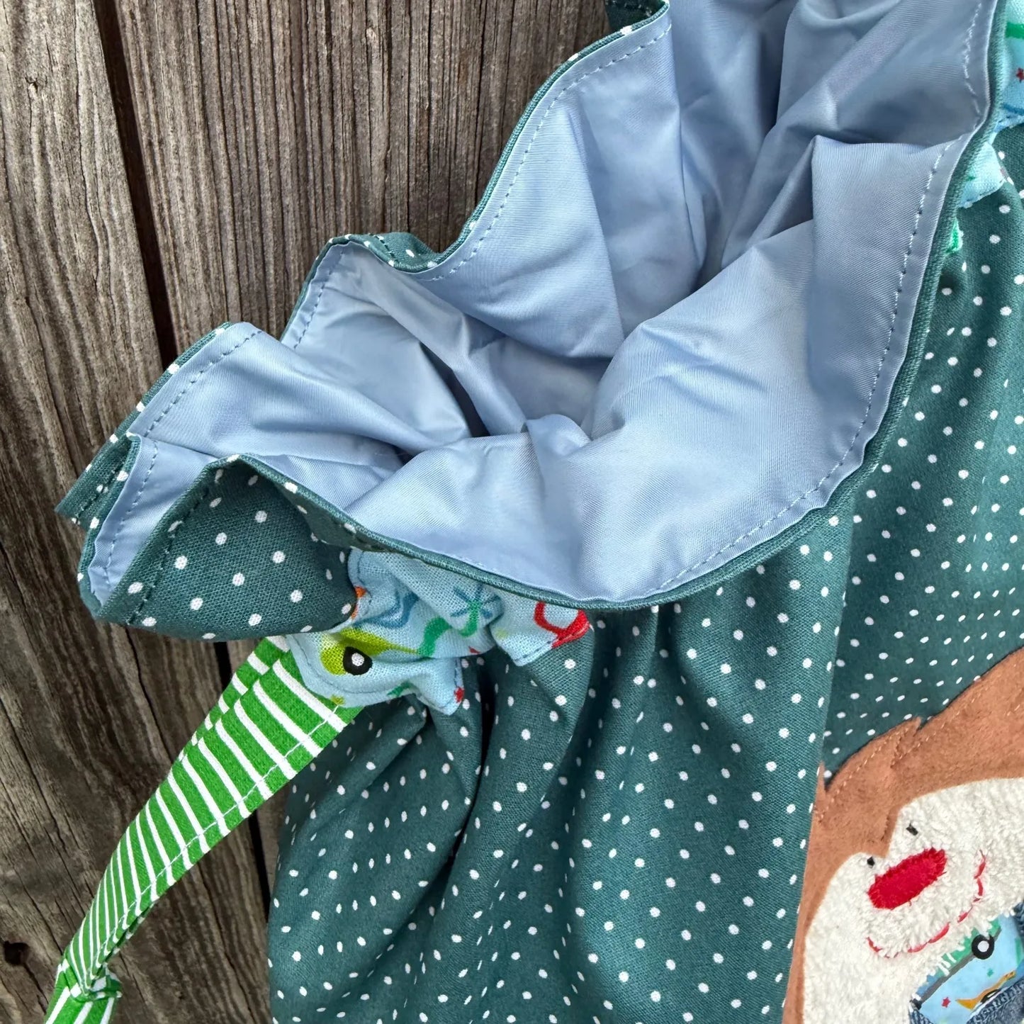 Personalisierbares Geschenkset für Kinder – Wetbag & Kissen mit Namen | Dino & Junge Motiv | Handmade Geschenk zur Geburt & Kita