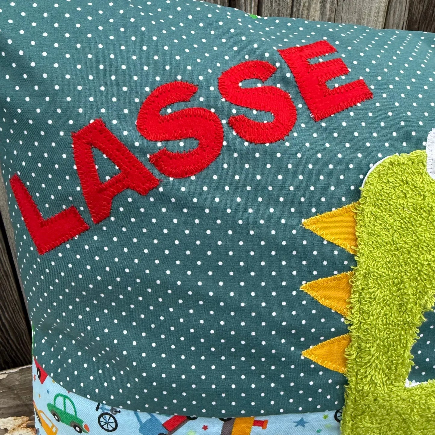 Personalisierbares Geschenkset für Kinder – Wetbag & Kissen mit Namen | Dino & Junge Motiv | Handmade Geschenk zur Geburt & Kita