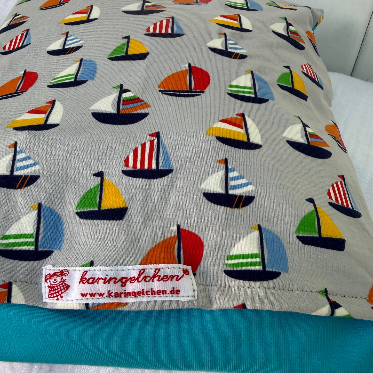 Reisekissen Tintenfisch 30x30 cm – Handgenähtes Kinderkissen für Auto, Urlaub & Ausflüge