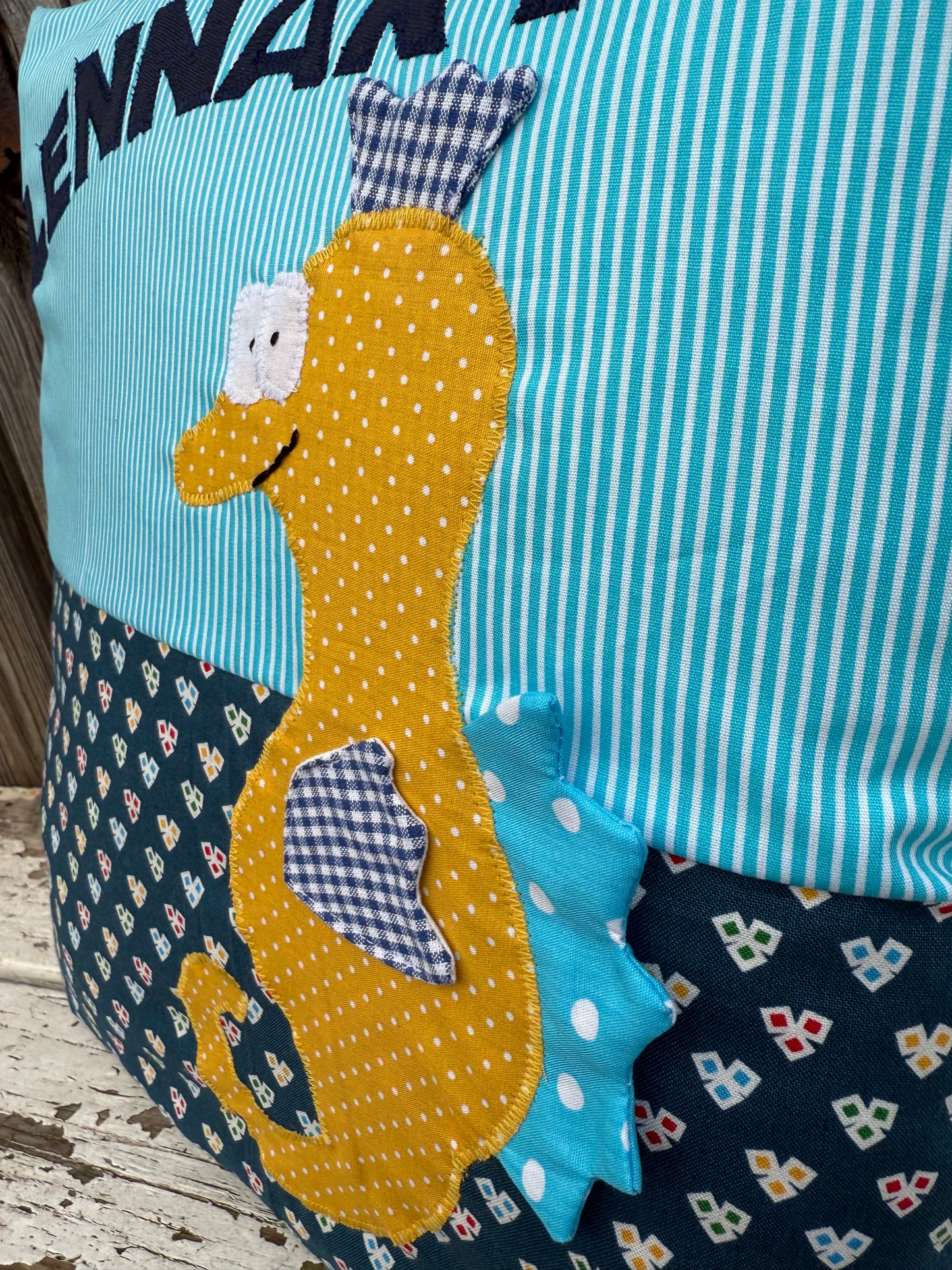 Kinderkissen „Seepferdchen“ – personalisiertes Namenskissen, maritim
