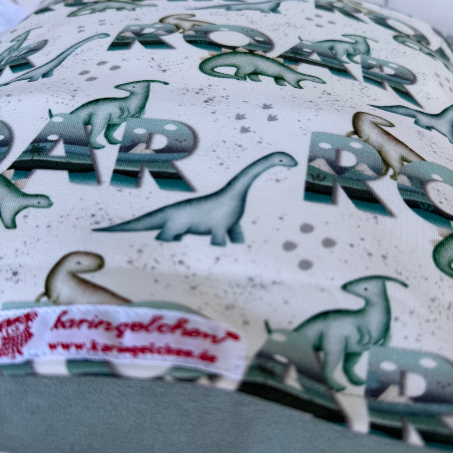 Reisekissen Dino 30x30 cm – Handgenähtes Kinderkissen für Auto, Urlaub & Kindergarten
