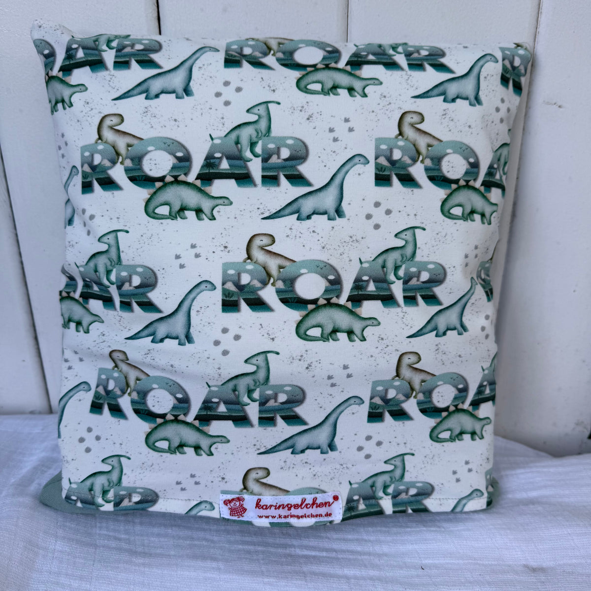 Reisekissen Dino 30x30 cm – Handgenähtes Kinderkissen für Auto, Urlaub & Kindergarten