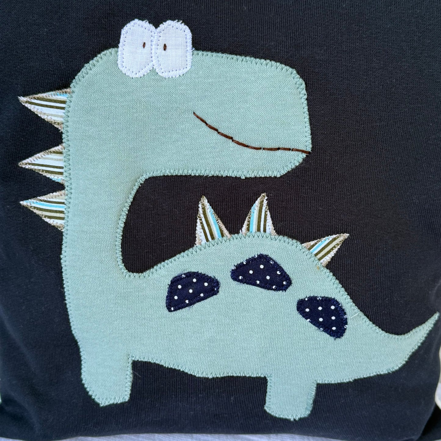 Reisekissen für Jungs Dino – Handgenähtes Dinokissen 30x30 cm | Sinnvolles Geschenk für 2-jährige Jungen