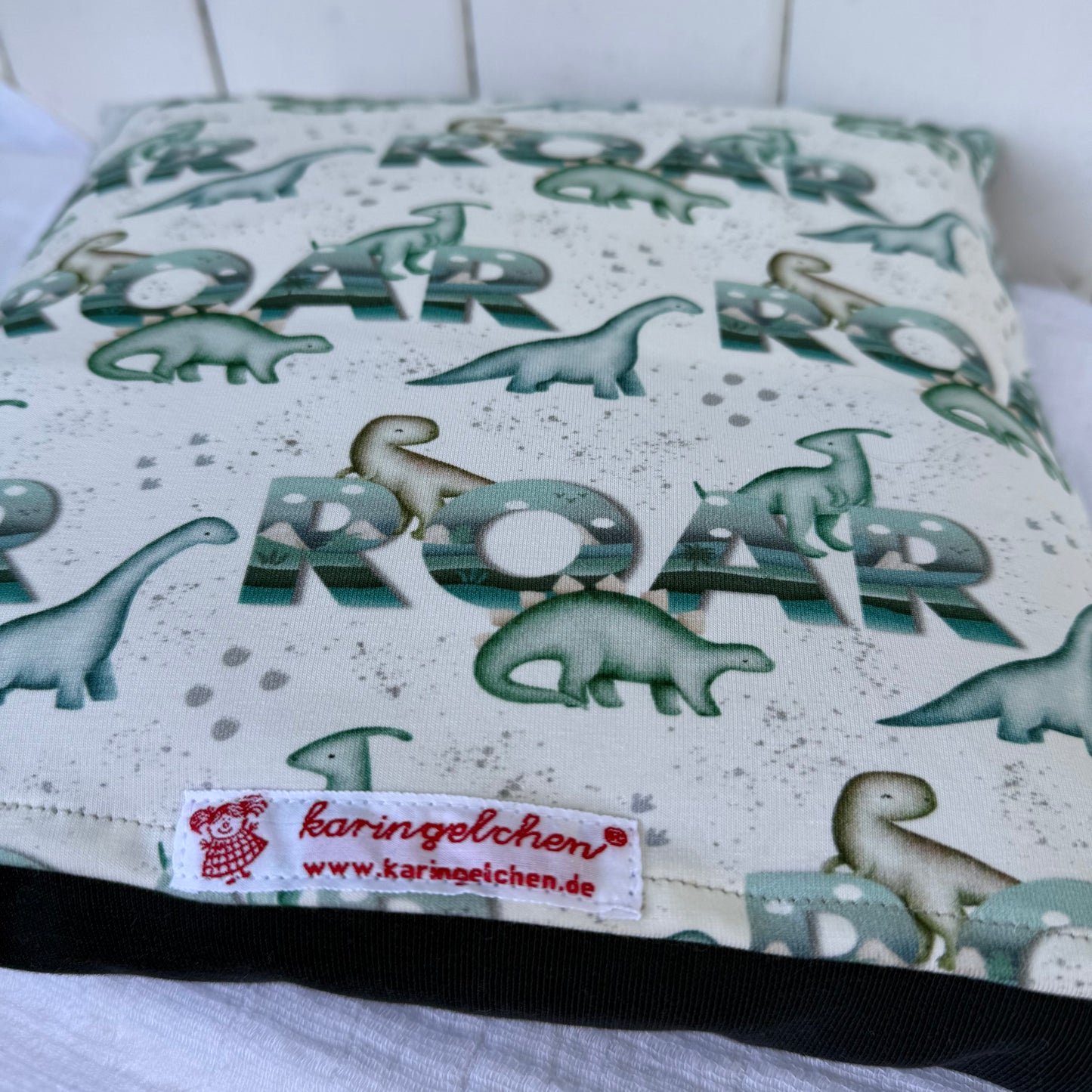 Reisekissen für Jungs Dino – Handgenähtes Dinokissen 30x30 cm | Sinnvolles Geschenk für 2-jährige Jungen