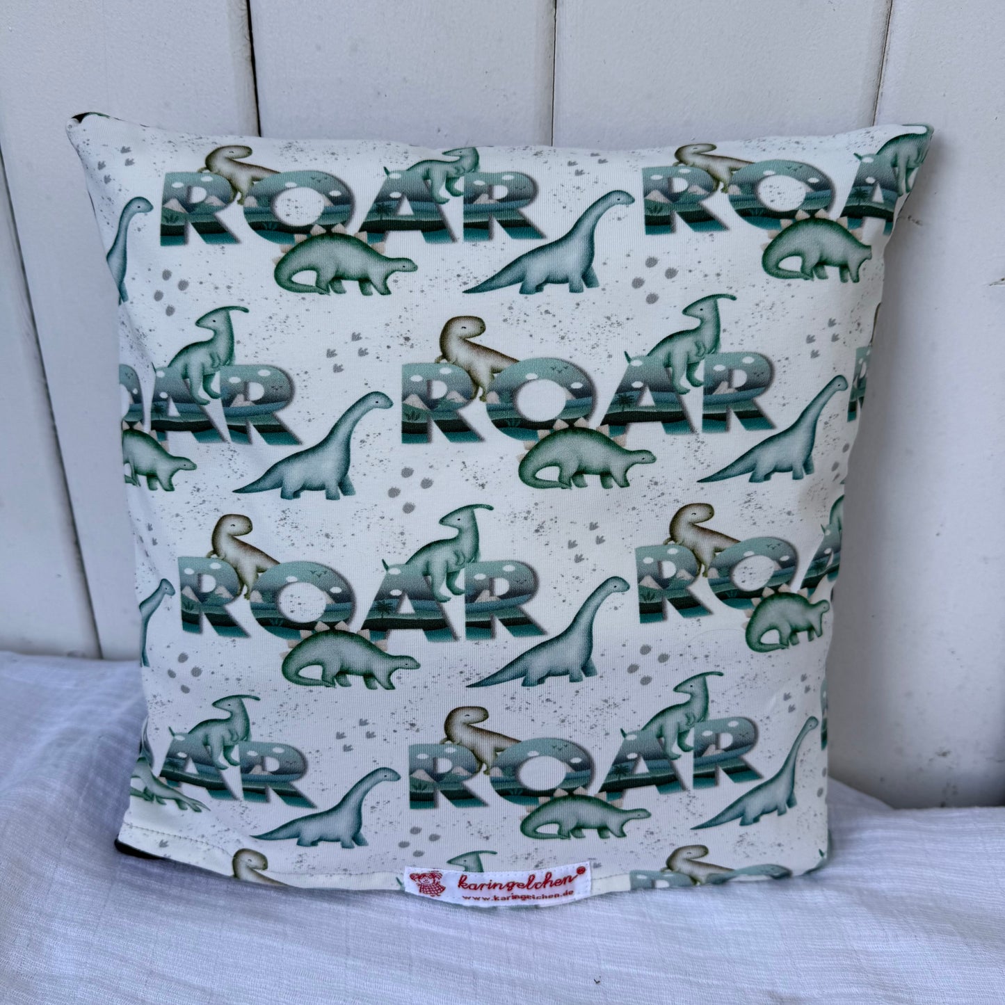 Reisekissen für Jungs Dino – Handgenähtes Dinokissen 30x30 cm | Sinnvolles Geschenk für 2-jährige Jungen