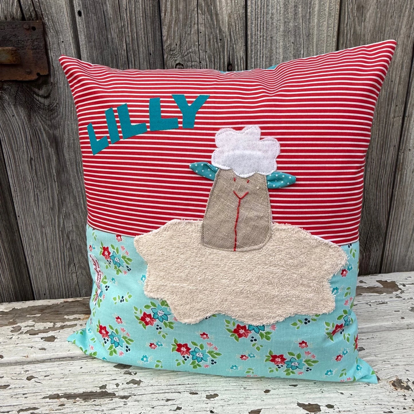 Kissen Schaf personalisiert mit schafapplikation auf rot gestreift und türkis geblümt