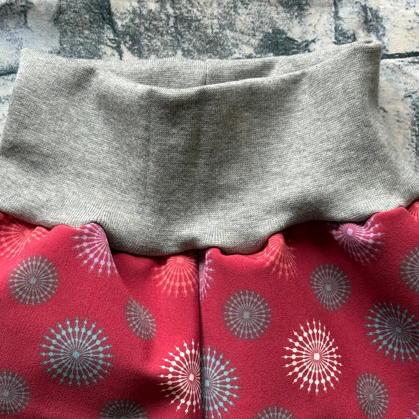 Kinder Softshellhose bordeaux mit Blumen – wasserdicht & atmungsaktiv
