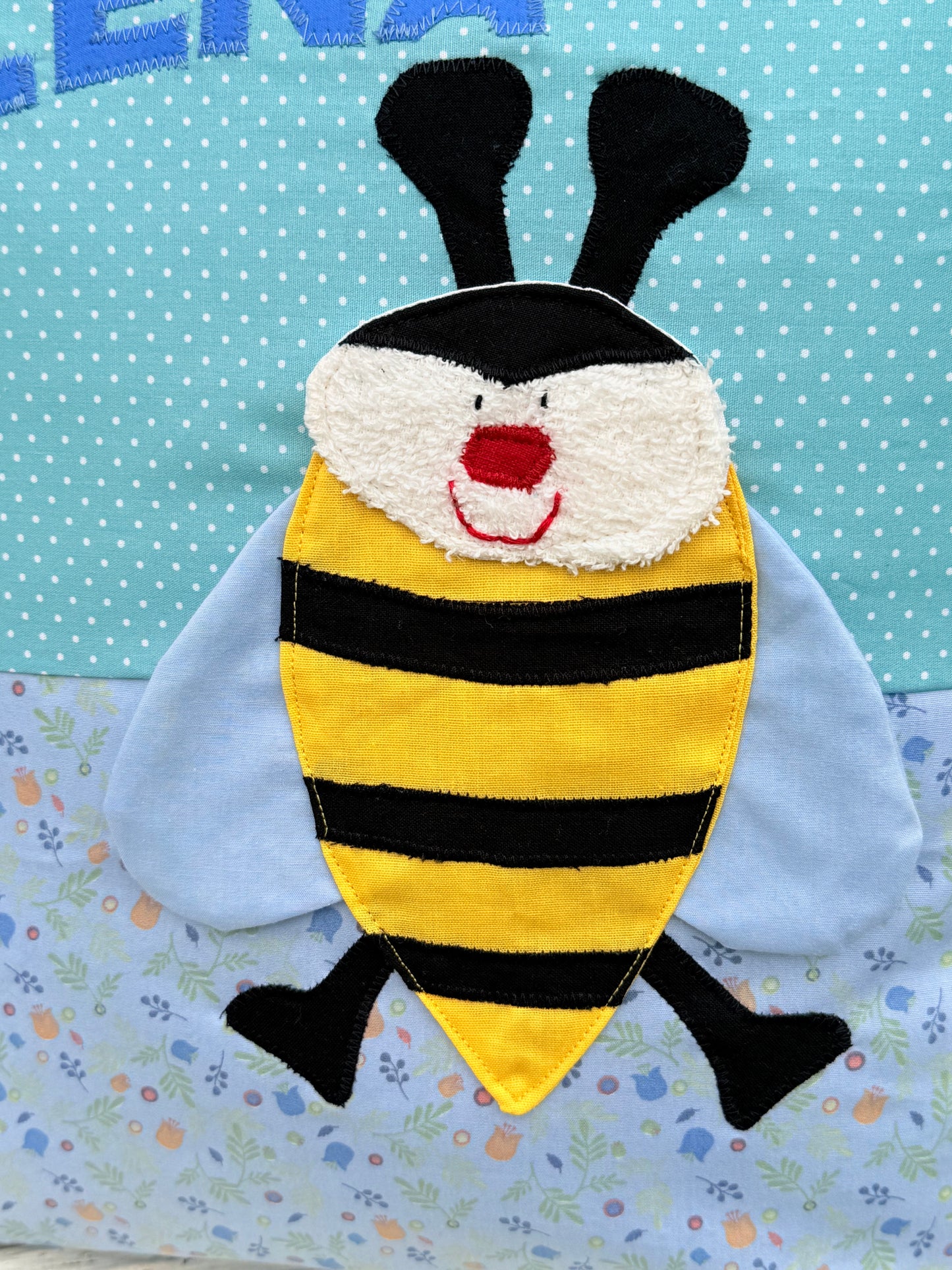 Kissen personalisiert mit Namen Biene | Handgemachtes Kinderkissen | Geschenk zum 1. Geburtstag