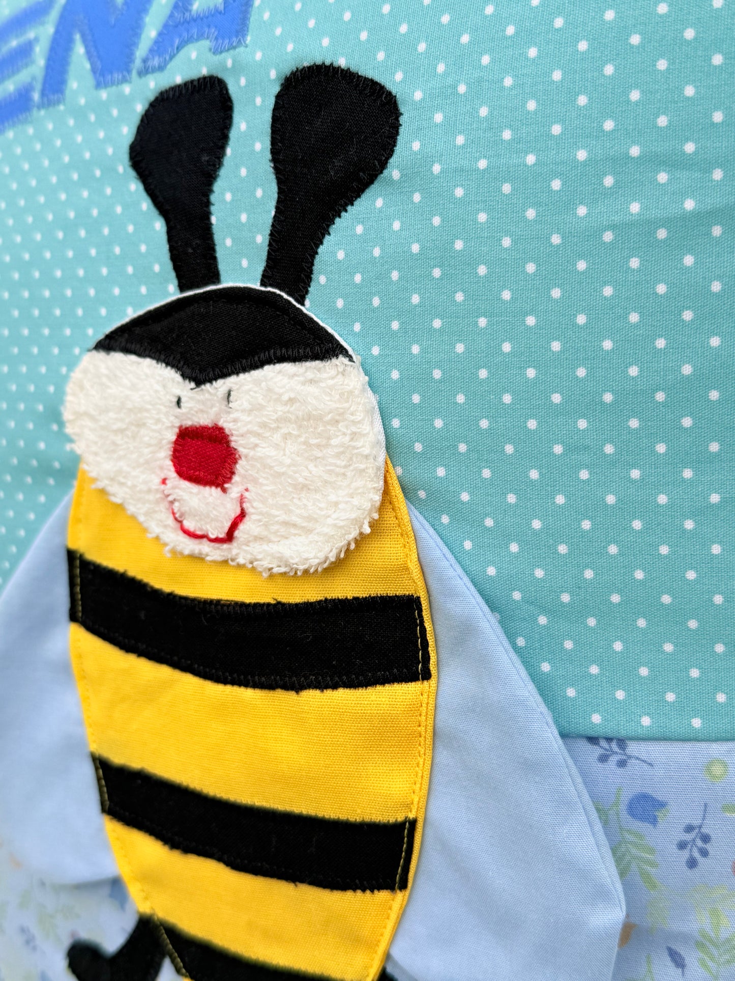Kissen personalisiert mit Namen Biene | Handgemachtes Kinderkissen | Geschenk zum 1. Geburtstag