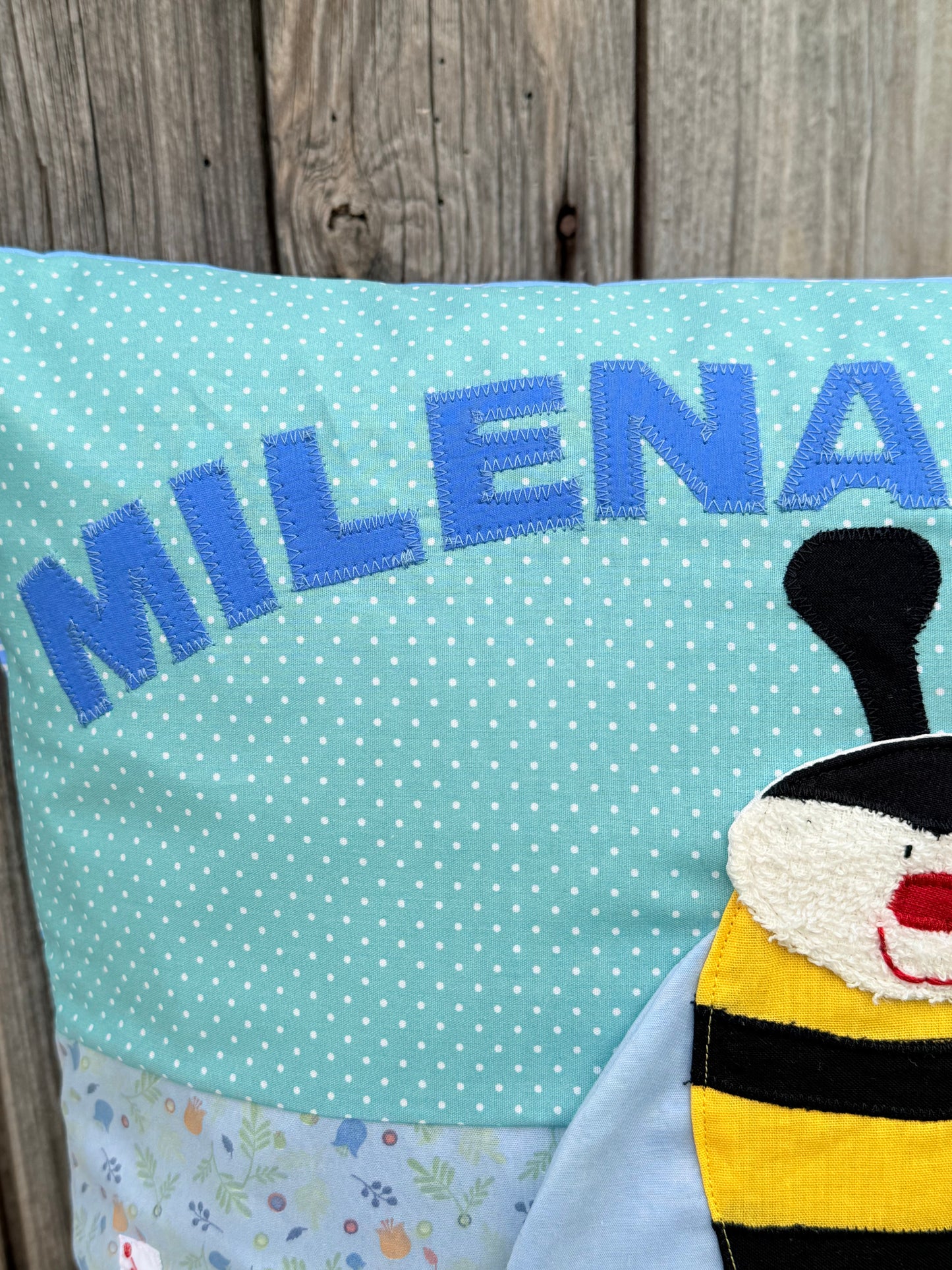 Kissen personalisiert mit Namen Biene | Handgemachtes Kinderkissen | Geschenk zum 1. Geburtstag