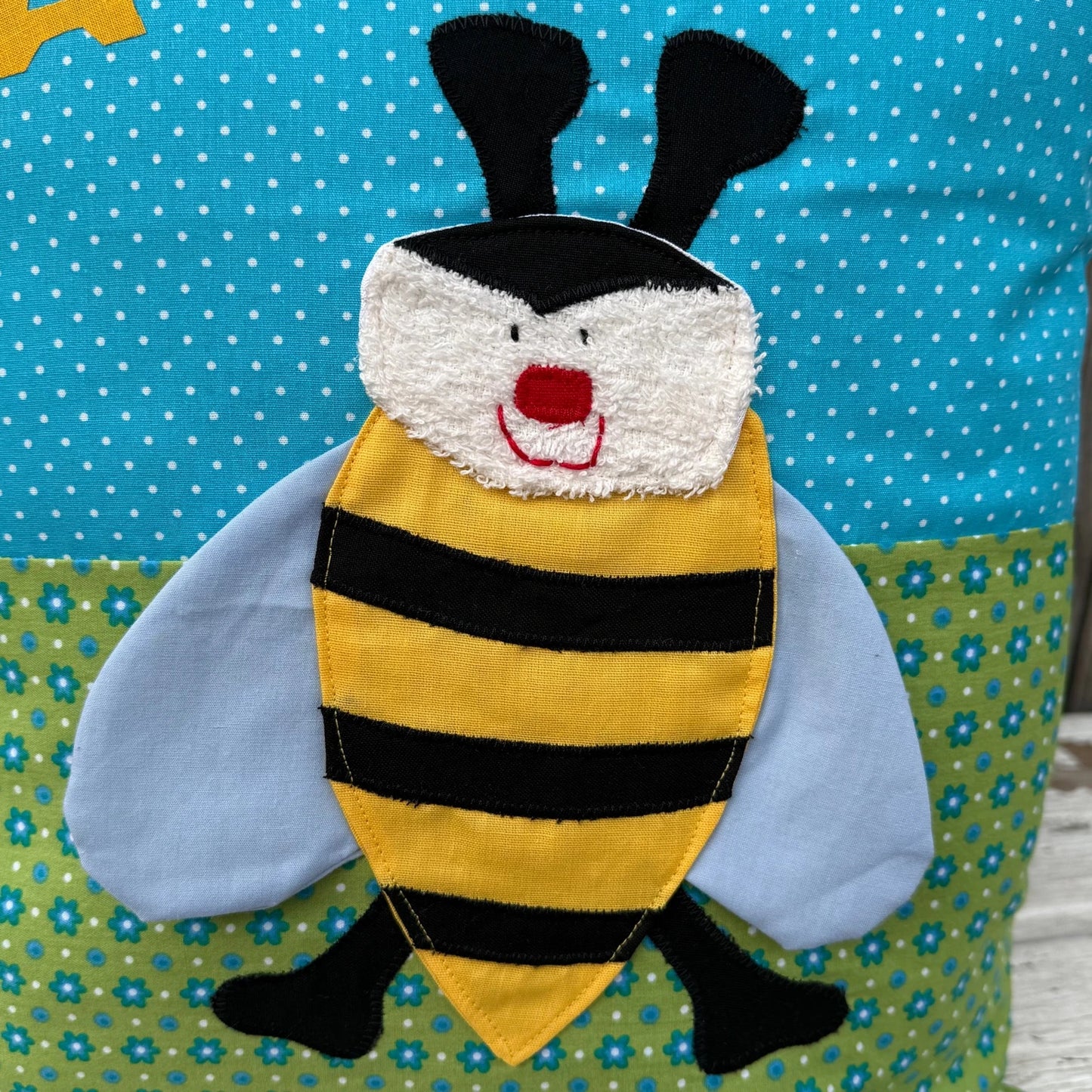 Kissen Biene personalisiert - handmade Kinderkissen mit Namen