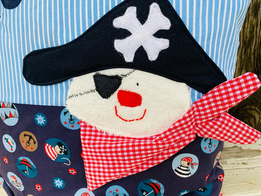 Personalisiertes Kuschelkissen „Pirat“ – 40×40 cm, handmade & farbenfroh