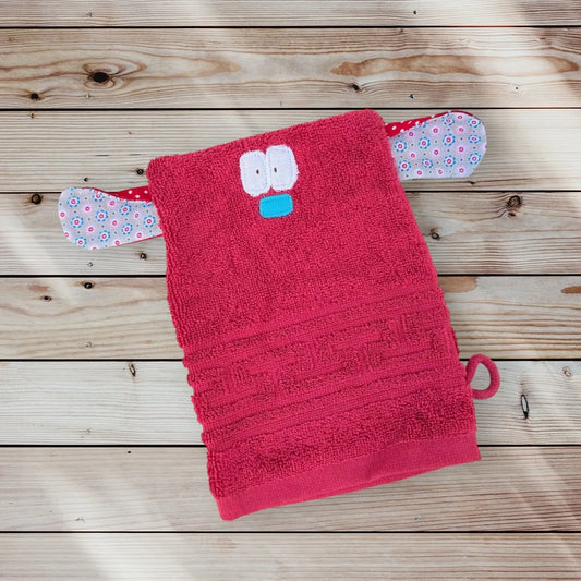 Roter Waschhandschuh in Form eines lustigen Monsterchens mit großen Augen, bunter Nase  und bunt gemusterten großen Ohren-ideal für Kinder. 