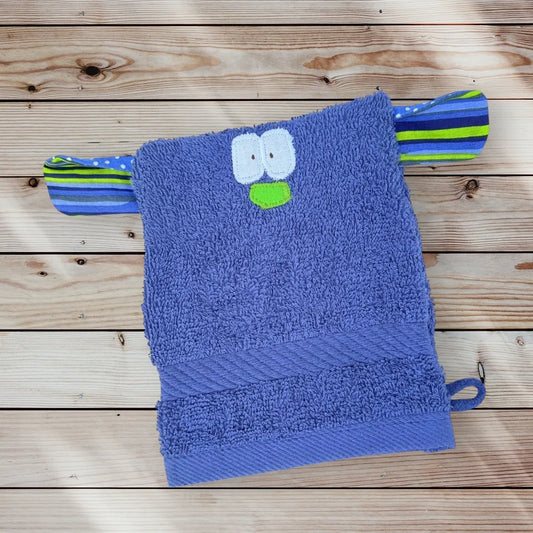 Blauer Waschhandschuh in Form eines lustigen Monsterchens mit großen Augen, bunter Nase  und bunt gemusterten großen Ohren-ideal für Kinder. 