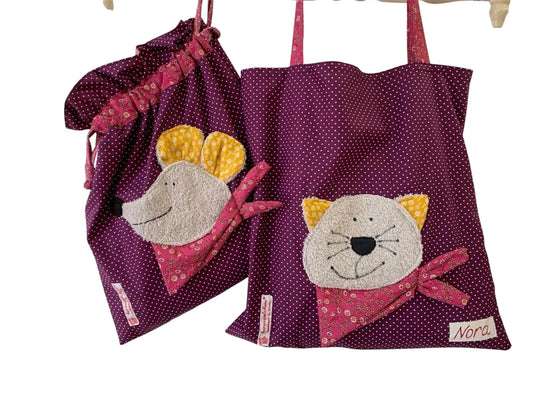 Handgemachtes Kita-Set bestehend aus einem dunkellila Wetbag mit Mausmotiv und einem passenden Garderobenbeutel mit Katzenapplikation- beide aus gepunkteten Stoff mit bunten Details